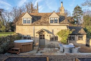 Outdoor spa tub - Olive Cottage with Woodfired Hot Tub (Easton on the Hill)
