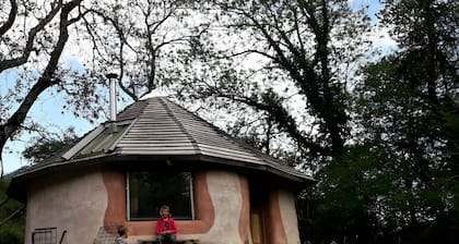 Fox Cabin: Unique Cabin with Mountain Views