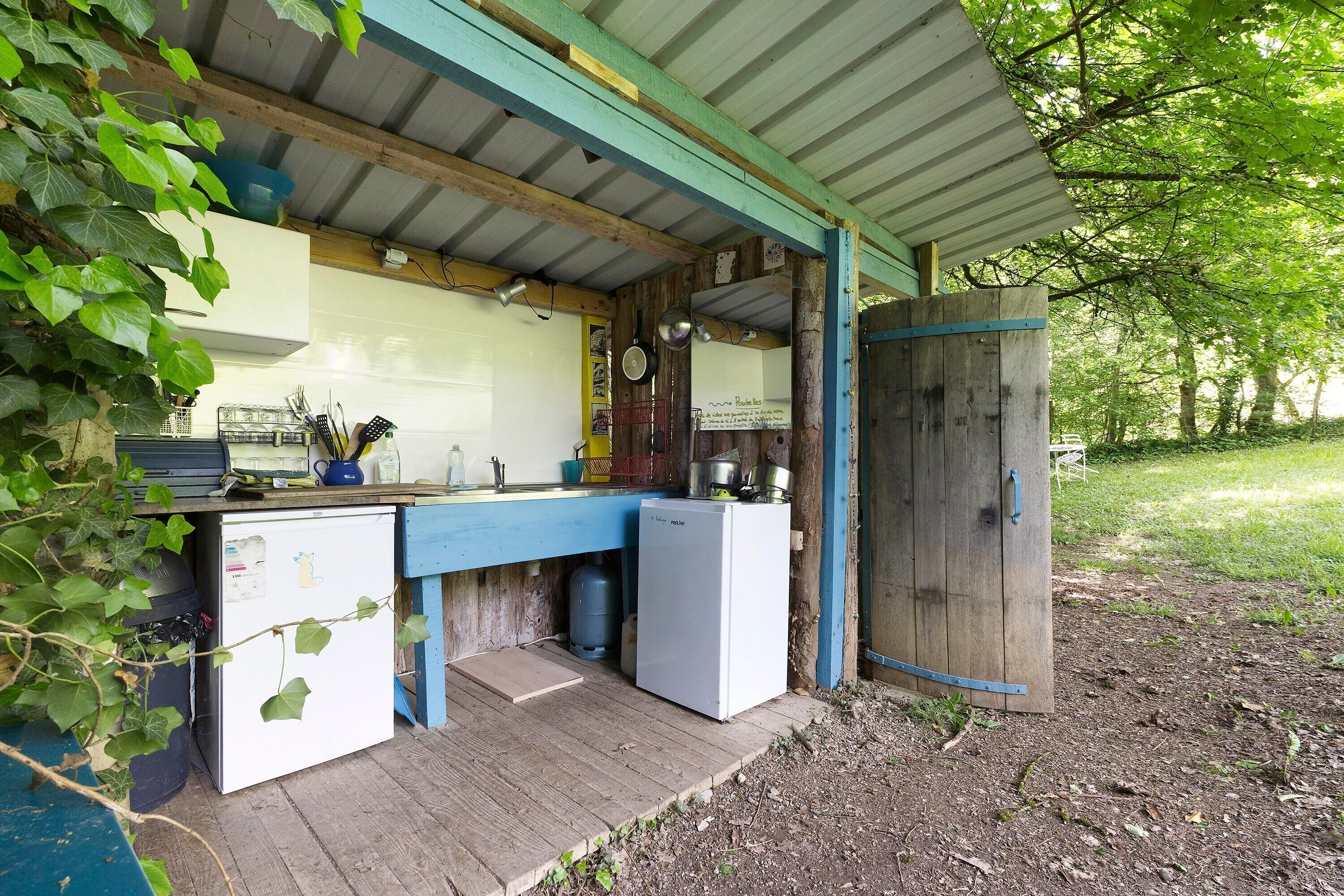 Een koelkast, een oven, een kookplaat, een koffiezetapparaat/waterkoker