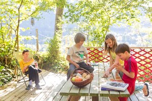 Outdoor dining - Kyrgyz Yurt in the Forest – Farm Stay (Prébois)