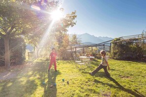 Outdoor dining - Kyrgyz Yurt in the Forest – Farm Stay (Prébois)