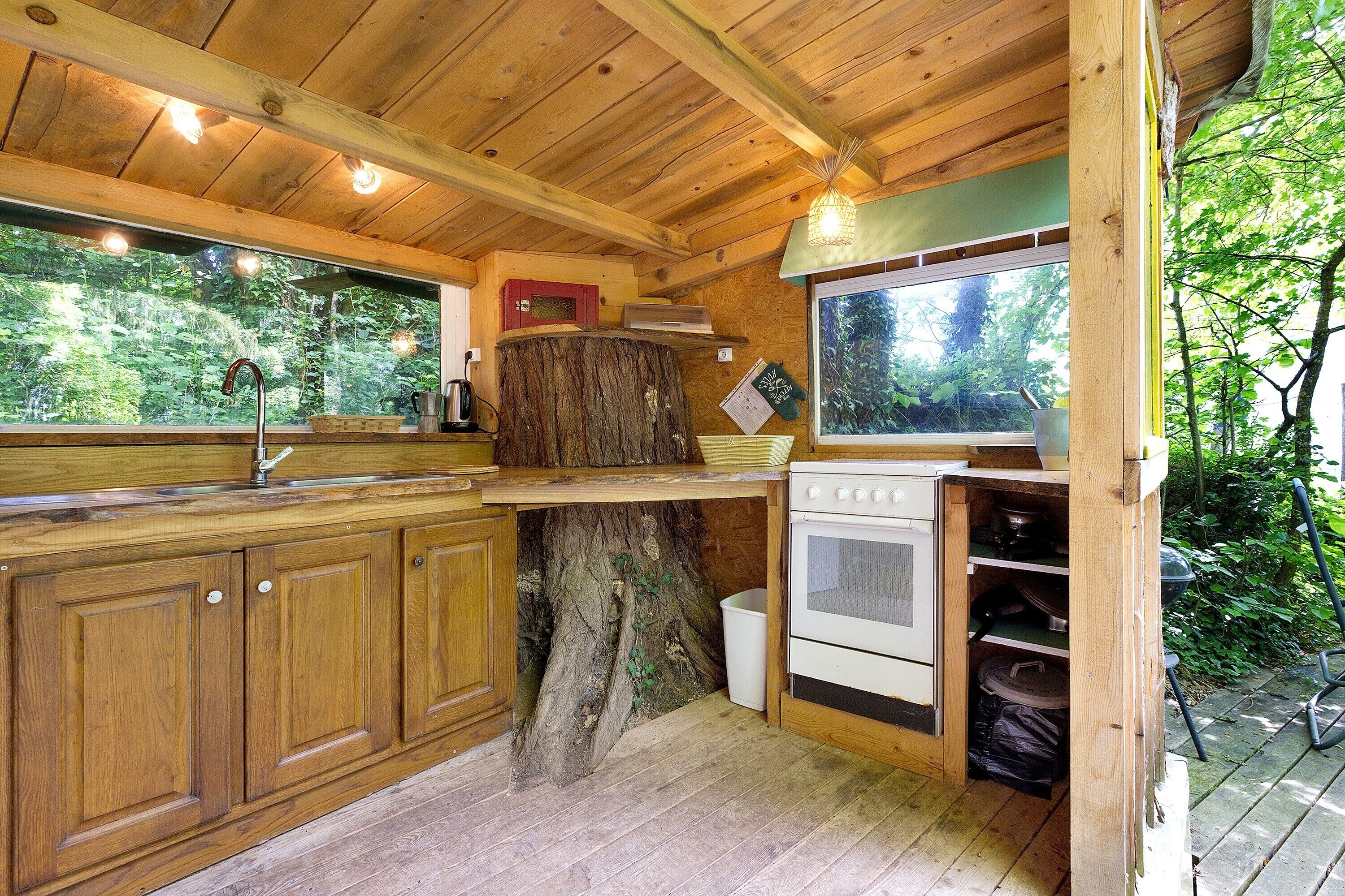 Fridge, oven, stovetop, coffee/tea maker