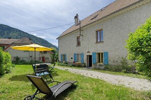 Outdoor dining - Farm Stay with Mountain Views, Animals, and Organic Wine Tasting (Prébois)
