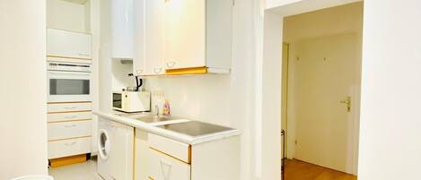 Basic-Apartment | Eigene Küche | Kühlschrank, Mikrowelle, Ofen, Herdplatte