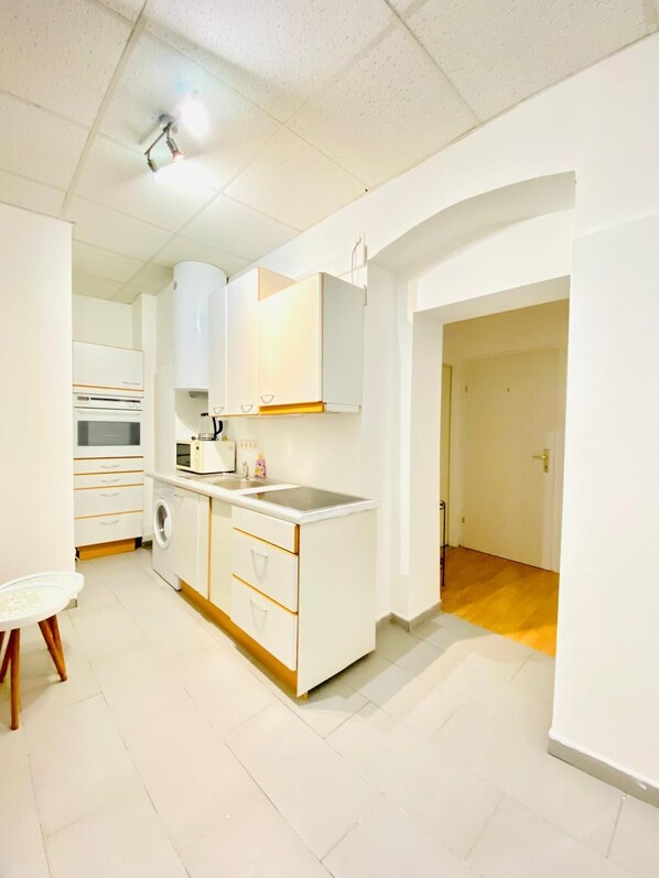 Basic-Apartment | Eigene Küche | Kühlschrank, Mikrowelle, Ofen, Herdplatte