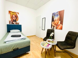 Eenvoudig appartement | Een strijkplank/strijkijzer