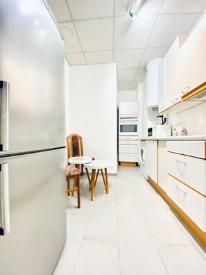 Basic-Apartment | Eigene Küche | Kühlschrank, Mikrowelle, Ofen, Herdplatte