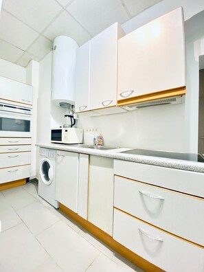 Basic Apartment | Private kitchen | Fridge, microwave, oven, stovetop - Cozy 3 Bedroom Apartment in Quiet Area (Vienna)