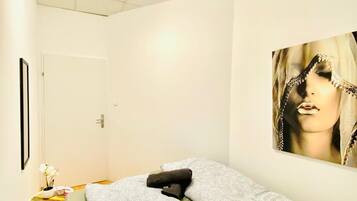 Basic Apartment | Iron/ironing board