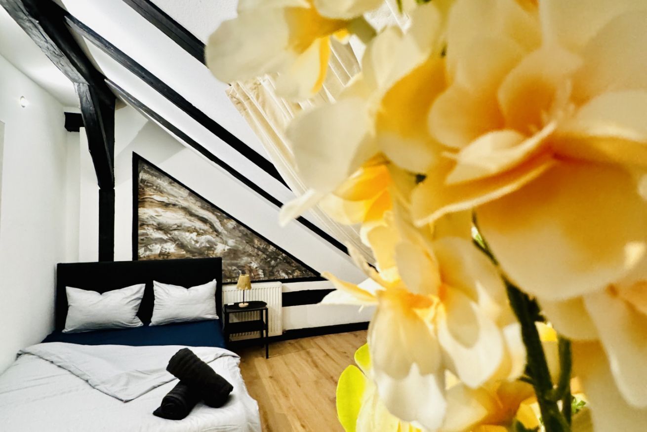 5 Schlafzimmer, Schreibtisch, Bügeleisen/Bügelbrett, Bettwäsche