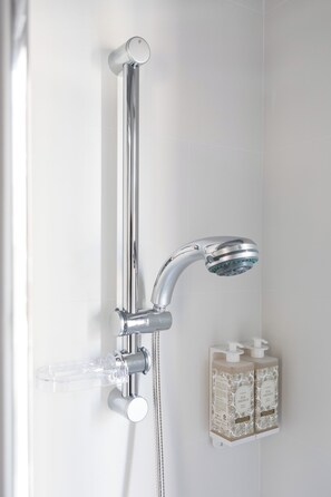 Studio Tiêu chuẩn, 1 giường đôi | Phòng tắm | Buồng tắm vòi sen, máy sấy tóc, khăn tắm, dầu gội 