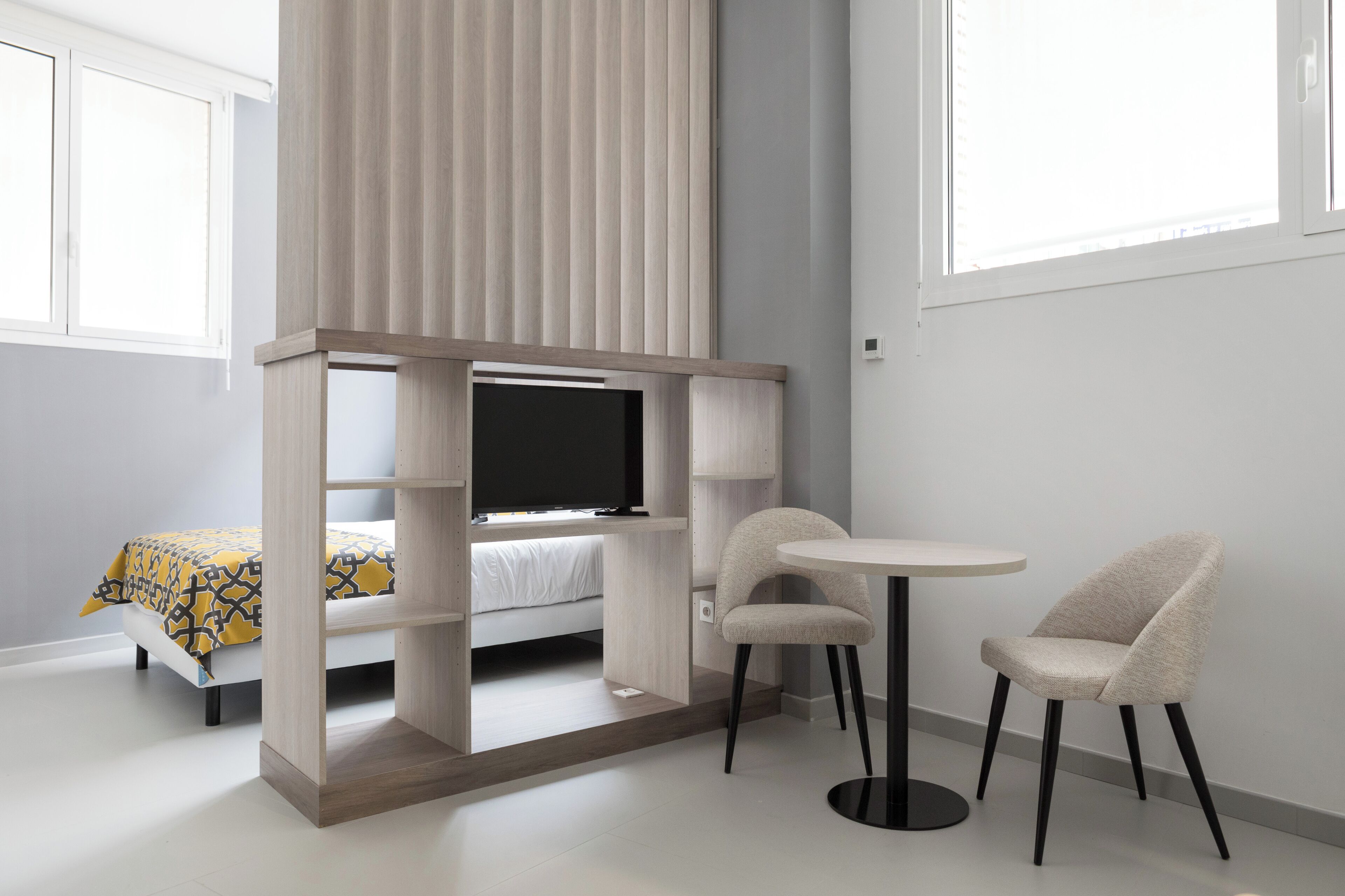 Estúdio standard, no piso térreo | Área de estar | Smart TV 18 polegadas com canais digitais