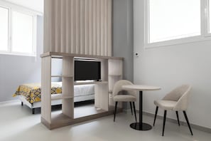 Standard-Studio, Erdgeschoss | Wohnbereich | 18-Zoll-Smart-TV mit Digitalempfang