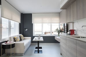 Standard-Apartment, 1 Schlafzimmer, Terrasse | Wohnbereich | 18-Zoll-Smart-TV mit Digitalempfang