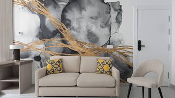 Estúdio standard, chuveiro com barras de apoio, no piso térreo | Área de estar | Smart TV 18 polegadas com canais digitais