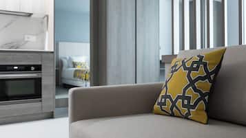 Standard Studio, Ensuite | Living area | 18-inch Smart TV with digital channels