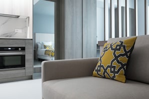 Standard-studio, kylpyhuone makuuhuoneen yhteydessä | Oleskelualue | 18–tuumainen äly-TV, jossa digitaalikanavat