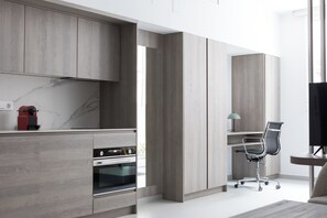 Standard-studio, pyörätuolille soveltuva suihku, pohjakerroksessa | Yksityinen keittiö | Minijääkaappi, uuni, liesi, astianpesukone