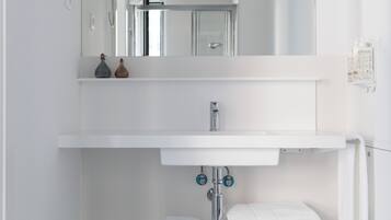 Apartamento standard, 2 quartos, terraço | Banheiro | Chuveiro, secador de cabelo, toalhas de banho, shampoo