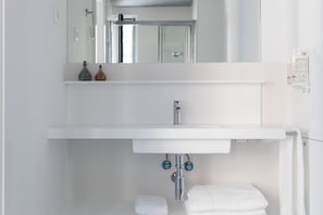 Apartamento standard, 2 quartos, terraço | Banheiro | Chuveiro, secador de cabelo, toalhas de banho, shampoo