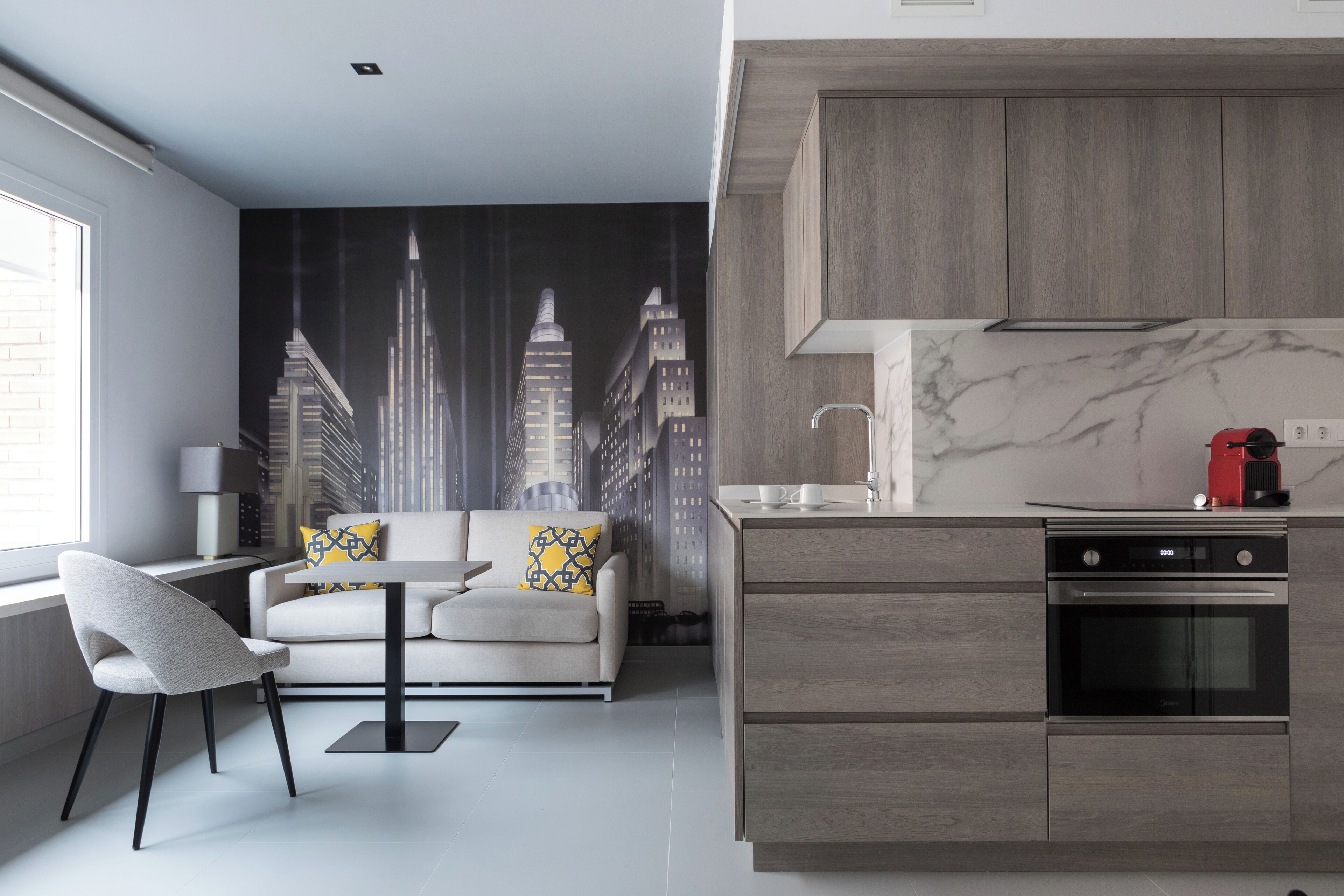 Studio – standard, 1 dobbeltseng | Oppholdsområde | En 18-tommers smart-TV med digitale kanaler