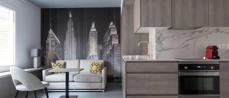 Standard-studio, 1 parisänky | Oleskelualue | 18–tuumainen äly-TV, jossa digitaalikanavat