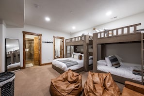 4 Schlafzimmer, Schreibtisch, Bügeleisen/Bügelbrett, kostenloses WLAN