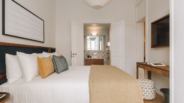 A hotel room with a bed, bedside table, and a large mirror. - Ando Living - Abrantes 50 House - 304 (Lisbon)