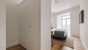2 chambres, fer et planche à repasser, lit de bébé (gratuit)