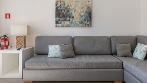 TV - Garcia 28 Apartment 1B (Lisbon)