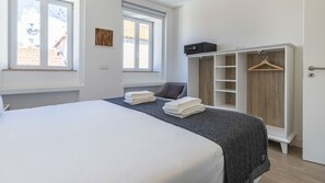 1 多间卧室、熨斗/熨衣板、免费婴儿床、床单