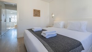 1 bedroom, iron/ironing board, free cribs/infant beds, bed sheets - Garcia 28 Apartment 2B (Lisbon)