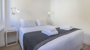 1 dormitorio, tabla de planchar con plancha, cunas gratuitas