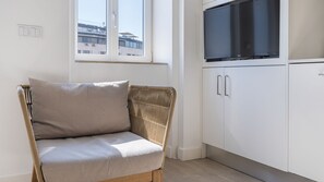 TV - Garcia 28 Apartment 3A (Lisbon)