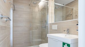 Shower - Garcia 28 Apartment 2A (Lisbon)
