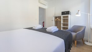 1 habitación, tabla de planchar con plancha y cunas gratuitas 