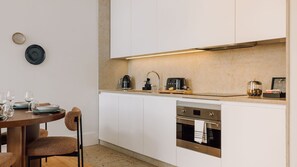 Microwave, oven, stovetop, electric kettle - Ando Living - Corpo Santo House - 301 (Lisbon)
