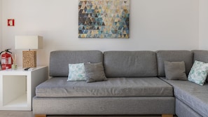 TV - Garcia 28 Apartment 3B (Lisbon)