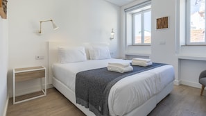 1 habitación, tabla de planchar con plancha y cunas gratuitas 