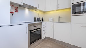 Microondas, horno, placa de cocina y lavavajillas