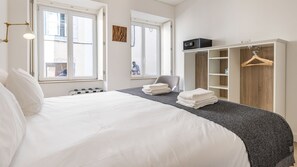 1 dormitorio, tabla de planchar con plancha, cunas gratuitas