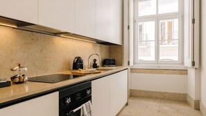 Microwave, oven, stovetop, dishwasher - Ando Living - Corpo Santo House - 302 (Lisbon)