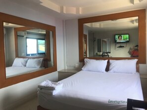 Desk, free WiFi, bed sheets - Sai Charoen Resort (Nakhon Si Thammarat)