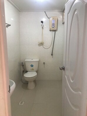 غرفة بتجهيزات أساسية | حمام | تجهيزات دش، مستلزمات مج�انية للعناية الشخصية، مناشف، صابون