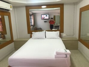 Escritorio, wifi gratis y ropa de cama