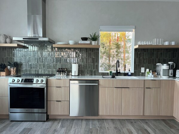 Fridge, microwave, oven, stovetop - 3 Bed 2 Bath home near Disney with Hot Tub (Anaheim)