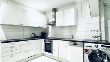 Kühlschrank, Ofen, Herdplatte, Wasserkocher mit Kaffee-/Teezubehör