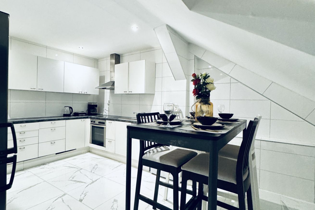 Fridge, oven, stovetop, coffee/tea maker