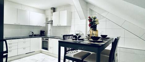 Fridge, oven, stovetop, coffee/tea maker