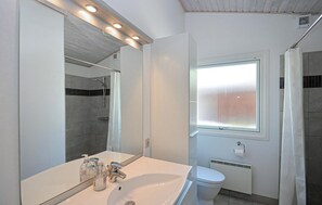 Shower, hair dryer - Holiday home near beach nature and activities (Væggerløse)